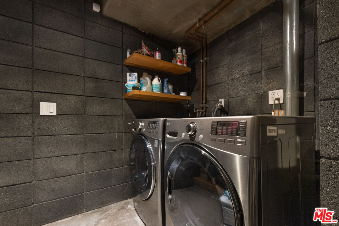 351 Sunset Avenue, Unit 5 Venice, CA 90291 - Photo 28 of 29 a utility room with dryer and washer