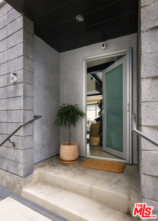 351 Sunset Avenue, Unit 5 Venice, CA 90291 - Photo 3 of 29 a potted plant sitting on the side of a building