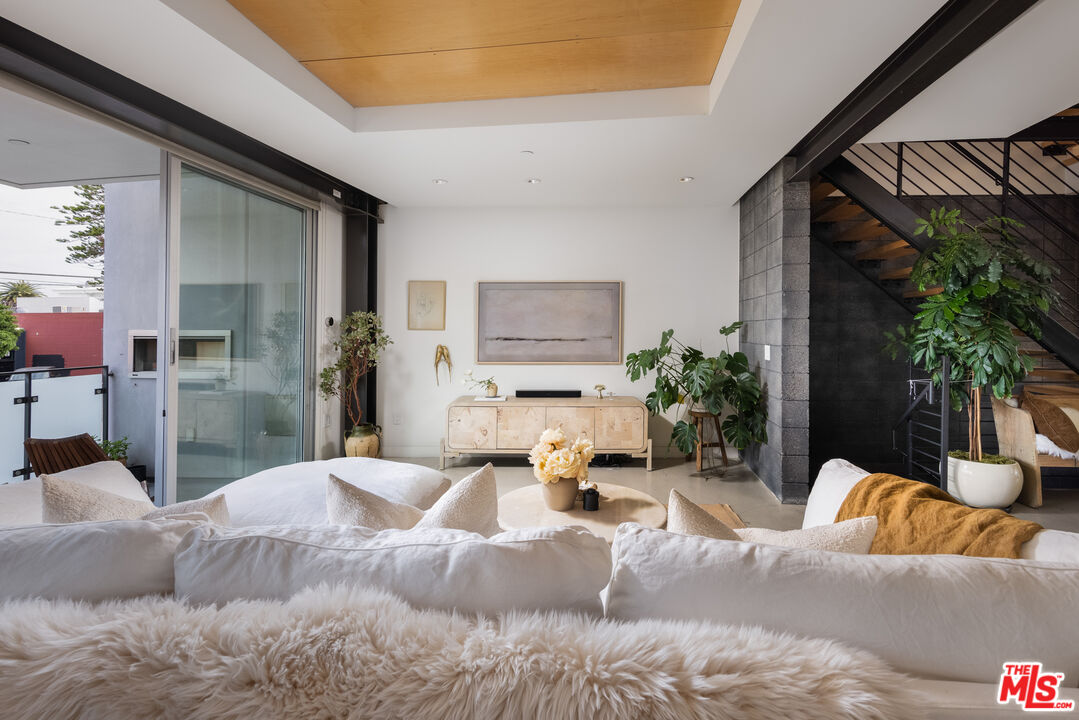 351 Sunset Avenue, Unit 5 Venice, CA 90291 - Photo 10 of 29 a bedroom with a large bed and a potted plant