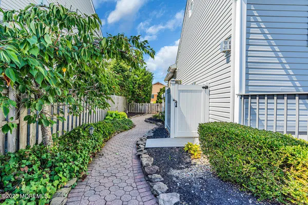 a view of a pathway with a house
