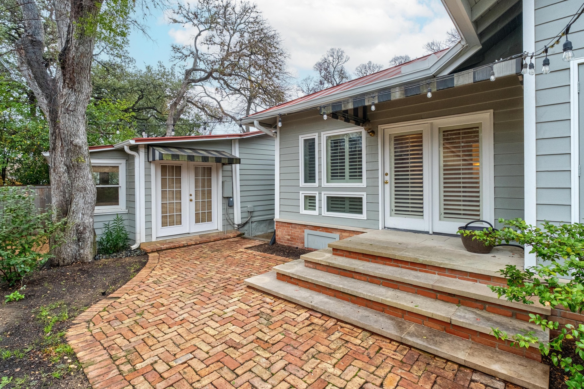 1502 Murray Lane Austin, TX 78703 - Photo 21 of 33 a house with a garden view