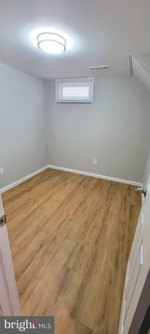 en empty room with wooden floor