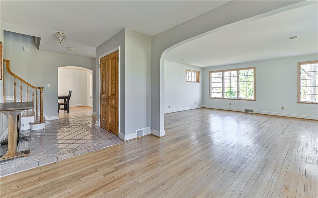 608 Field Club Road Pittsburgh, PA 15238 - Photo 4 of 25 Gallery Image 4