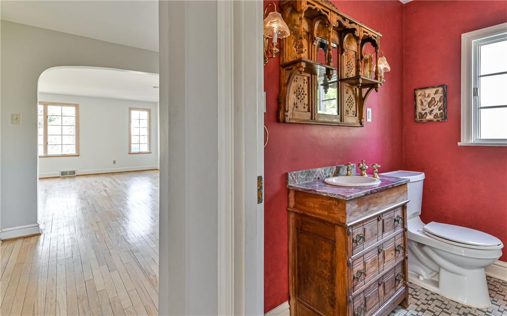 608 Field Club Road Pittsburgh, PA 15238 - Photo 6 of 25 Gallery Image 6