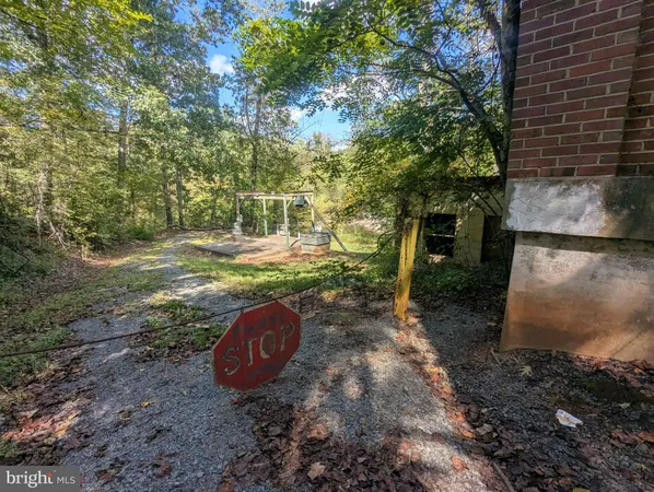 a view of a backyard with green space