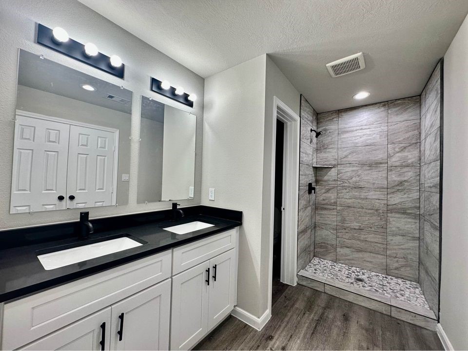 4302 Hirsch Road, Unit B Houston, TX 77026 - Photo 11 of 24 a bathroom with a shower sink and mirror