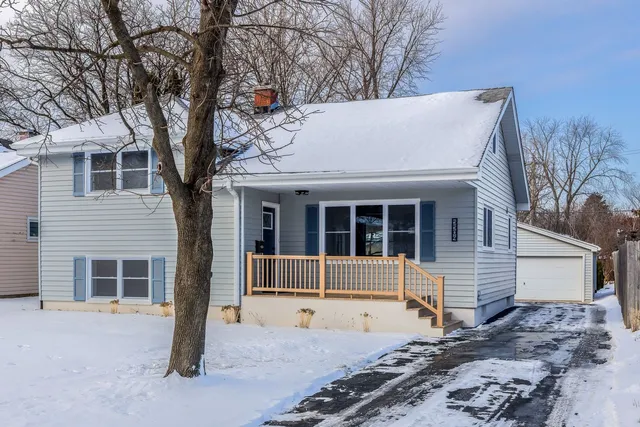 $710,000 | 5504 Lyman Avenue, Downers Grove, IL 60516