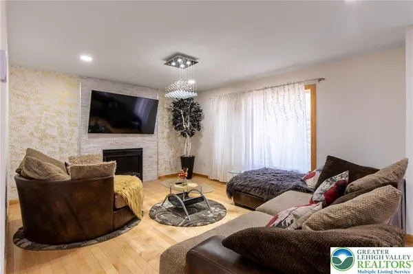 $399,008 | 27 Brunswick Dr Mount, Mount Pocono, PA 18344