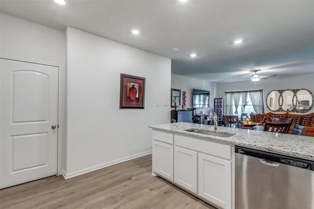 a view of a house with backyard and garden