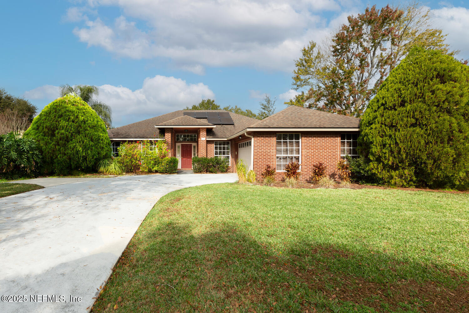 113 Nottingham Drive St. Johns, FL 32259 - Photo 2 of 35 a front view of a house with yard and green space