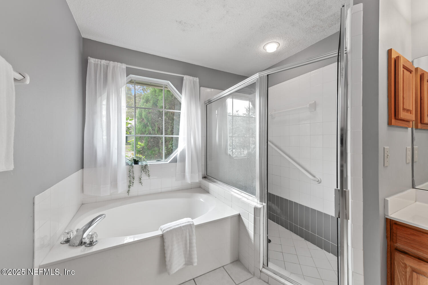 113 Nottingham Drive St. Johns, FL 32259 - Photo 21 of 35 a bathroom with a tub and shower