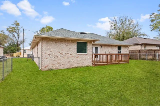 a view of a house with a backyard