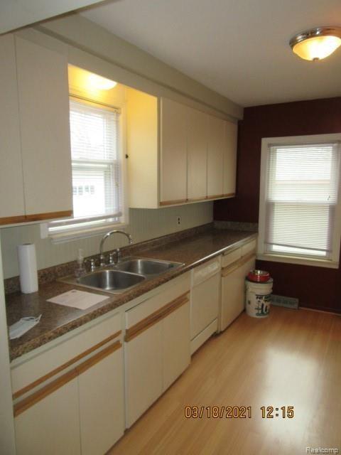 15583 Champaign Road Allen Park, MI 48101 - Photo 23 of 43 Kitchen 1.JPG