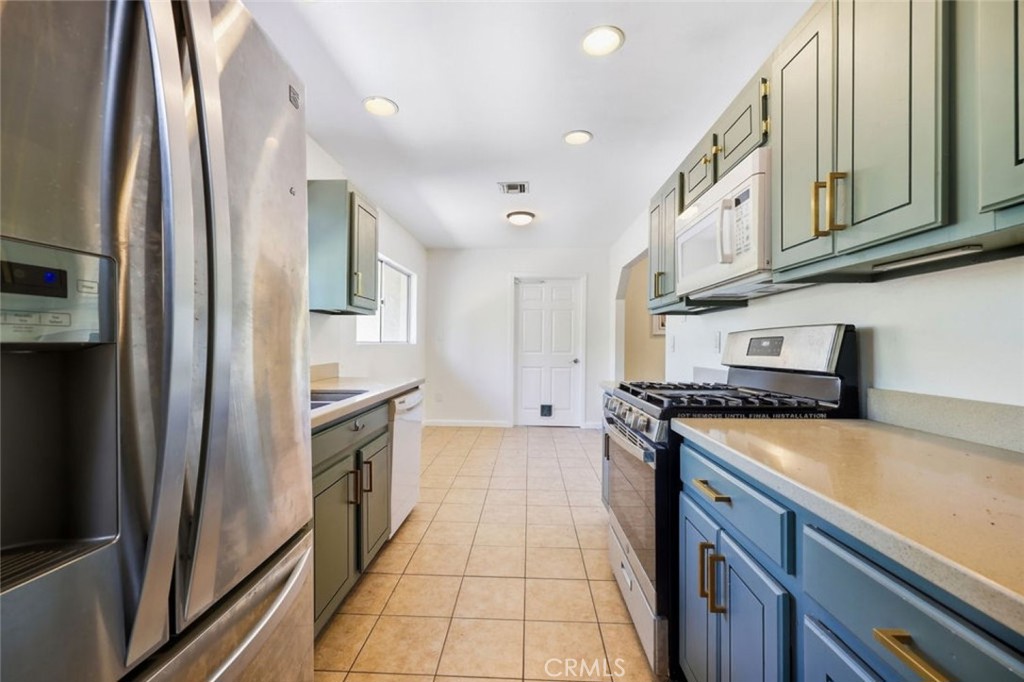 826 Katherine Road Simi Valley, CA 93063 - Photo 8 of 31 Gallery Image 8