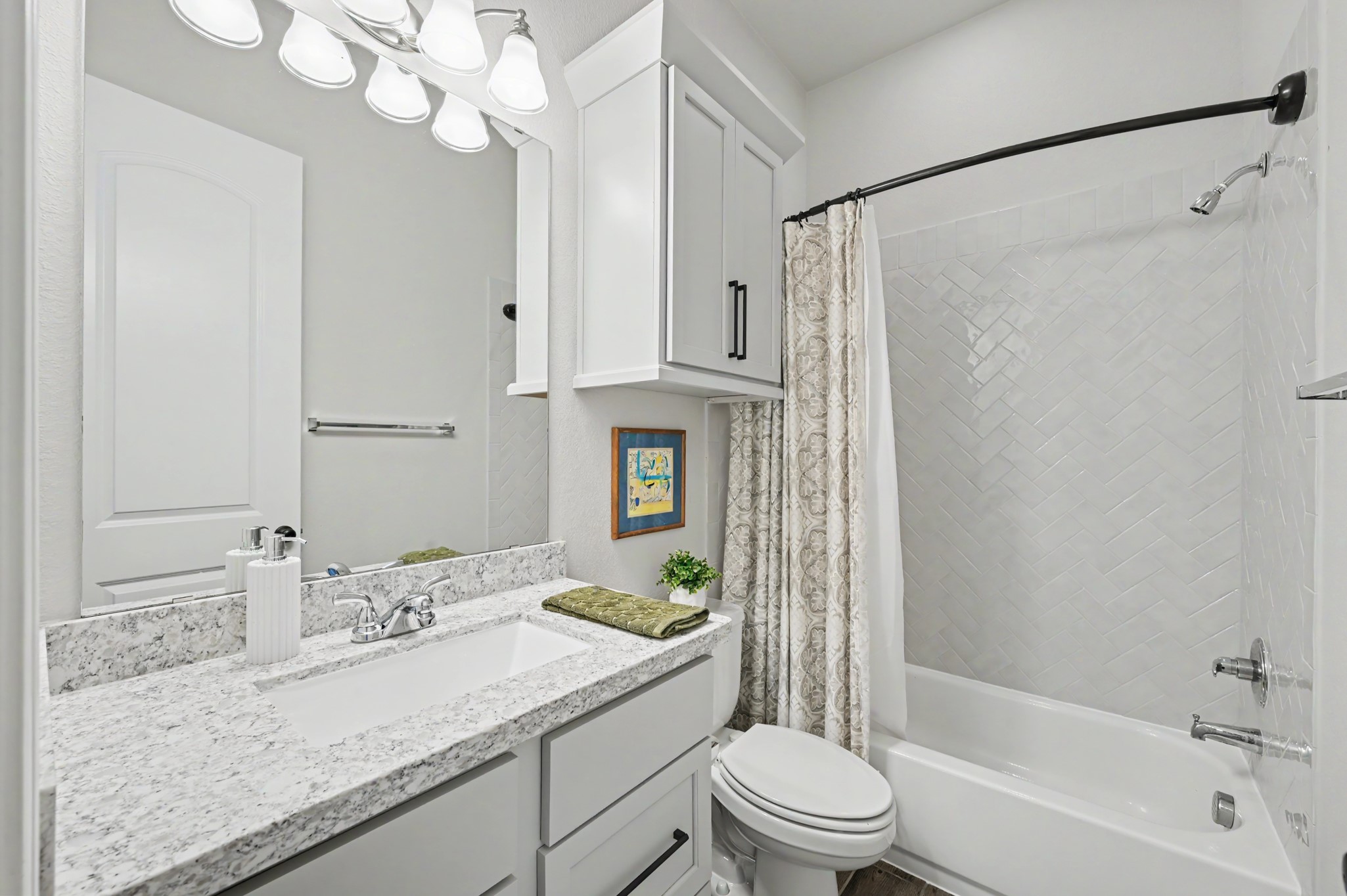 343 Torrey Bloom Loop Conroe, TX 77304 - Photo 28 of 49 Secondary full bath features granite countertop, abundant cabinetry and a tub/shower combination with upgraded herringbone tile surround.