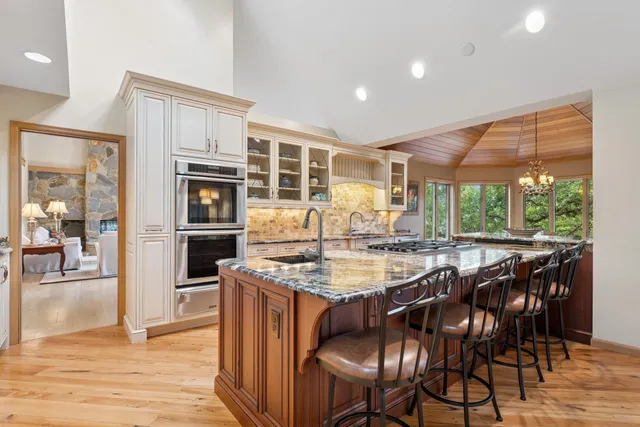 $1,900,000 | 10420 Bluff Circle, Chaska, MN 55318