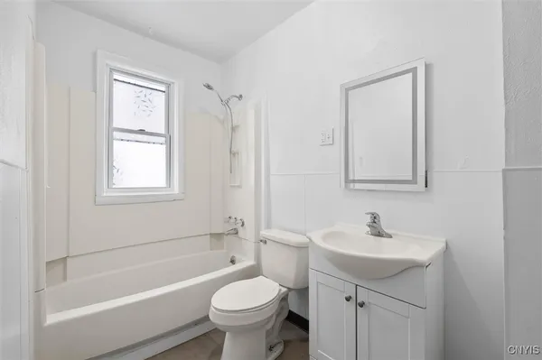 $179,900 | 206 Rosemont Drive, Syracuse, NY 13205