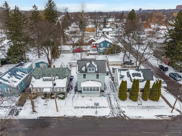 $179,900 | 206 Rosemont Drive, Syracuse, NY 13205
