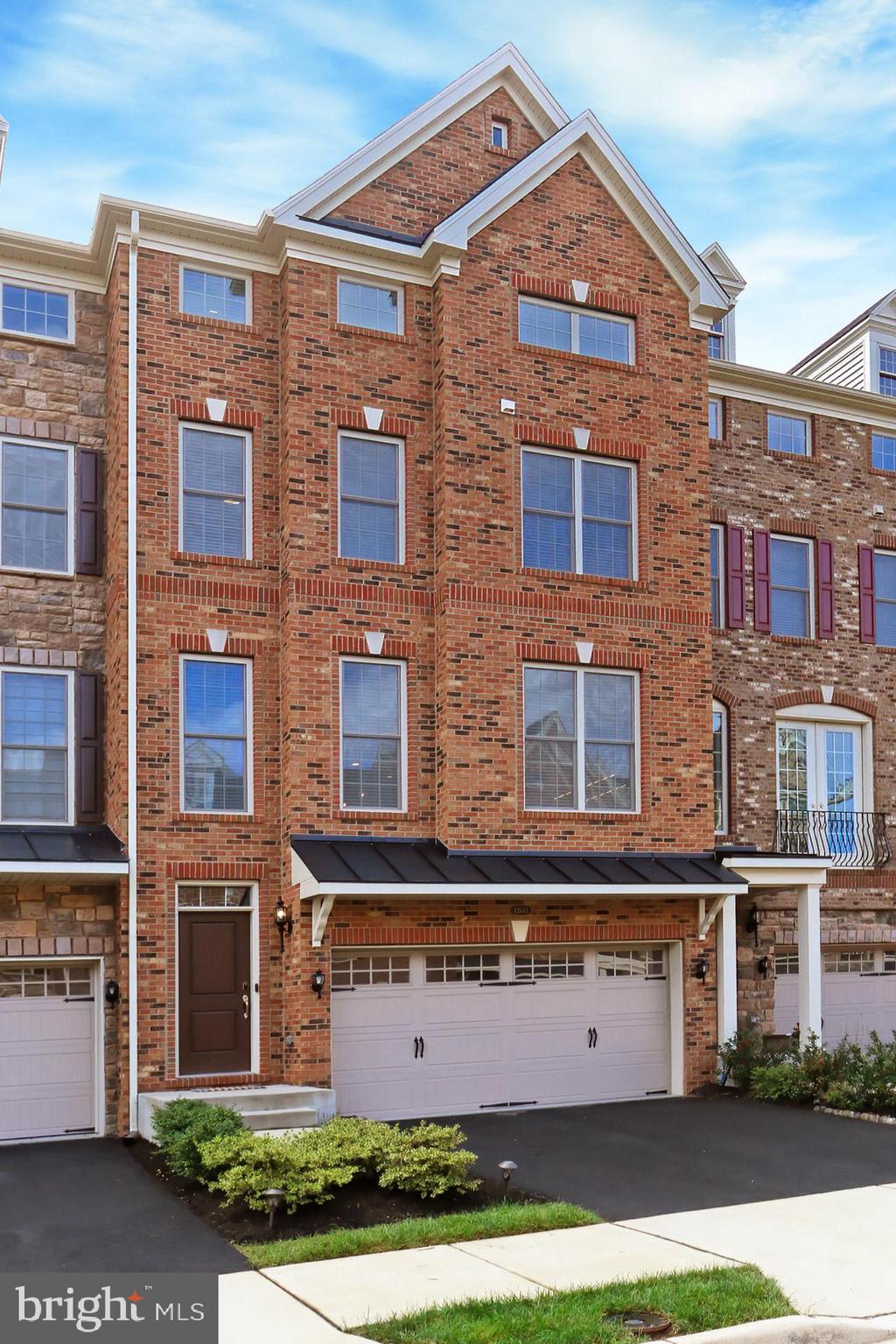 42643 Lancaster Ridge Terrace Chantilly, VA 20152 - Photo 2 of 42 Gallery Image 2