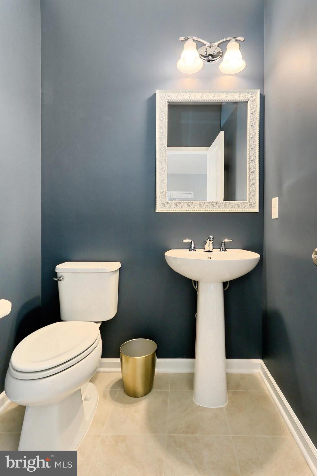 42643 Lancaster Ridge Terrace Chantilly, VA 20152 - Photo 17 of 42 Half Bath Main Level