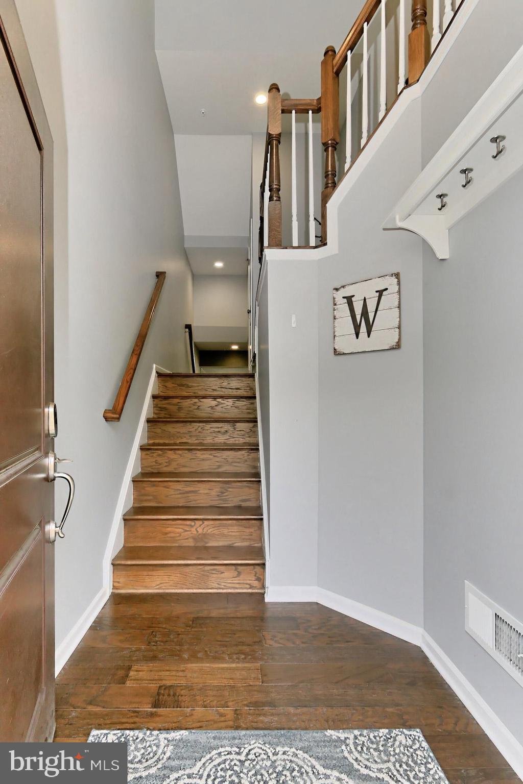 42643 Lancaster Ridge Terrace Chantilly, VA 20152 - Photo 3 of 42 Foyer