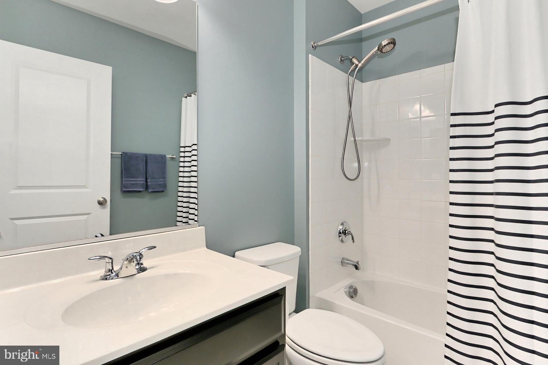 42643 Lancaster Ridge Terrace Chantilly, VA 20152 - Photo 26 of 42 Hall Bath Upper 1 Bedroom Level