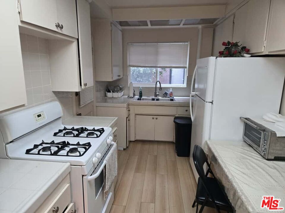 10404 Ilona Avenue, Unit 2 Los Angeles, CA 90064 - Photo 2 of 2