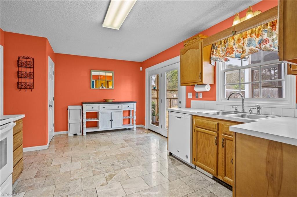 126 Central Oaks Road Clemmons, NC 27012 - Photo 12 of 40 Kitchen/Breakfast