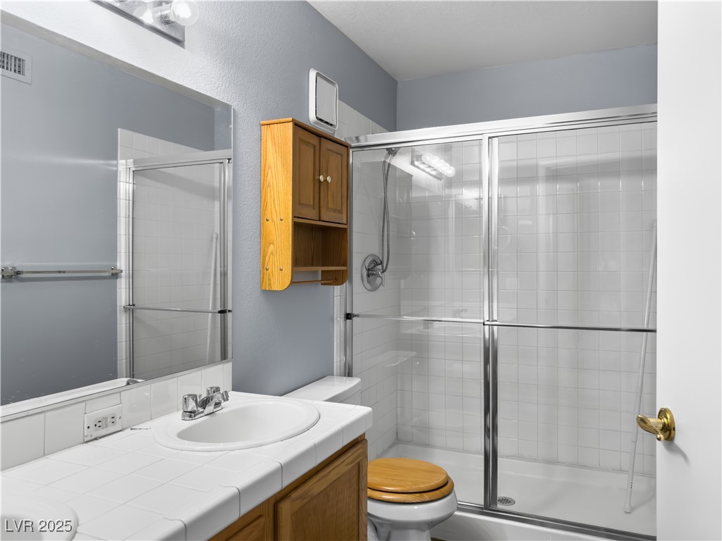 7950 West Flamingo Road, Unit 1169 Las Vegas, NV 89147 - Photo 15 of 42 Primary bathroom with double sinks