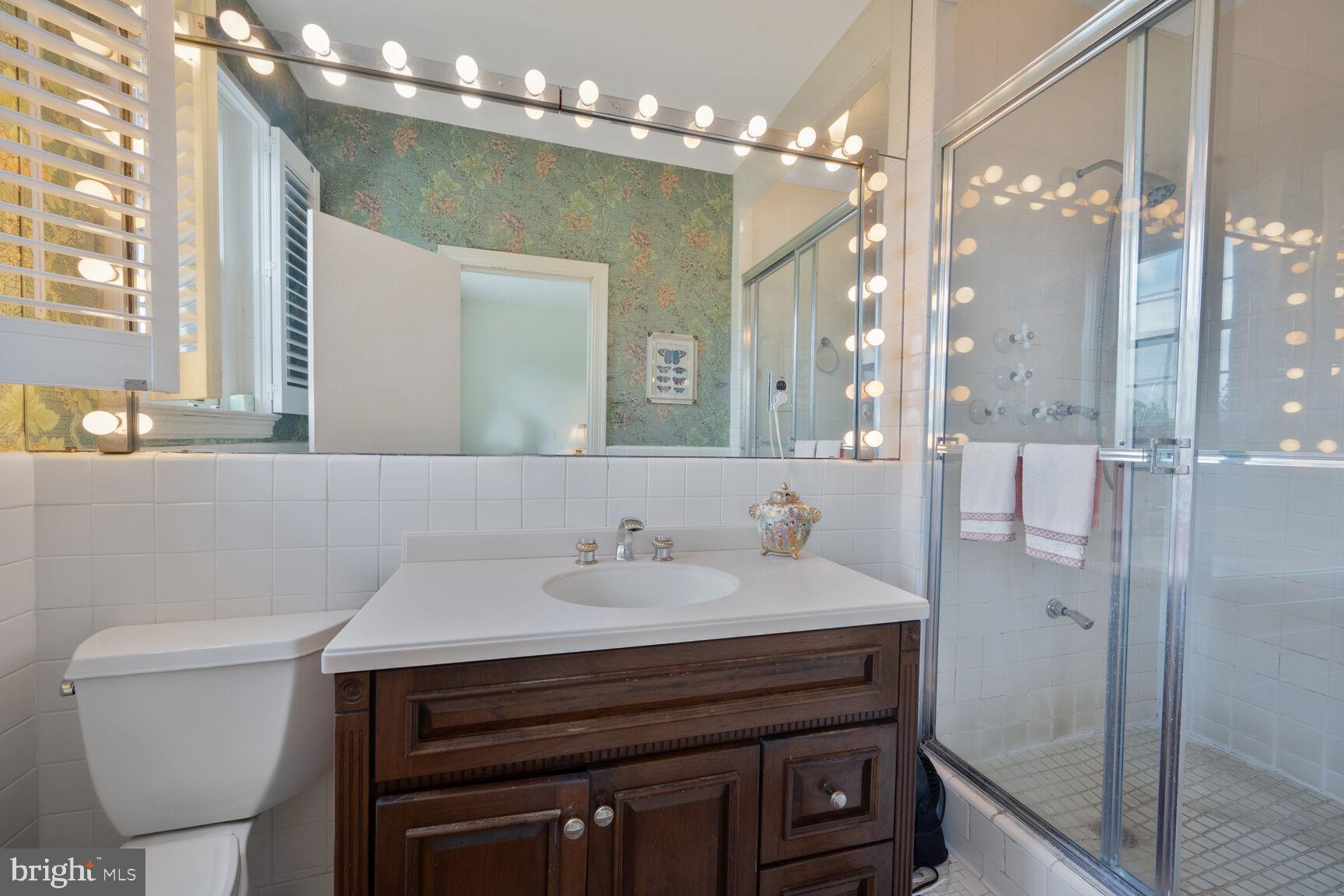 2737 Devonshire Place Northwest, Unit 418 Washington, DC 20008 - Photo 14 of 27 Primary Bath