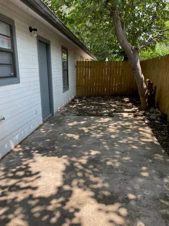 a view of a backyard