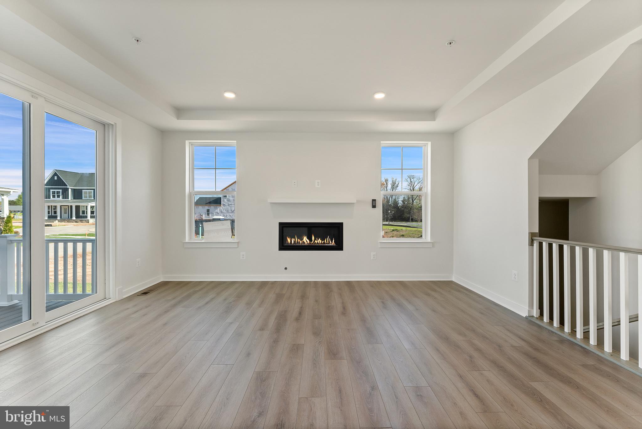 17403 Fyffe Road Poolesville, MD 20837 - Photo 11 of 33 Family Room with Deck
