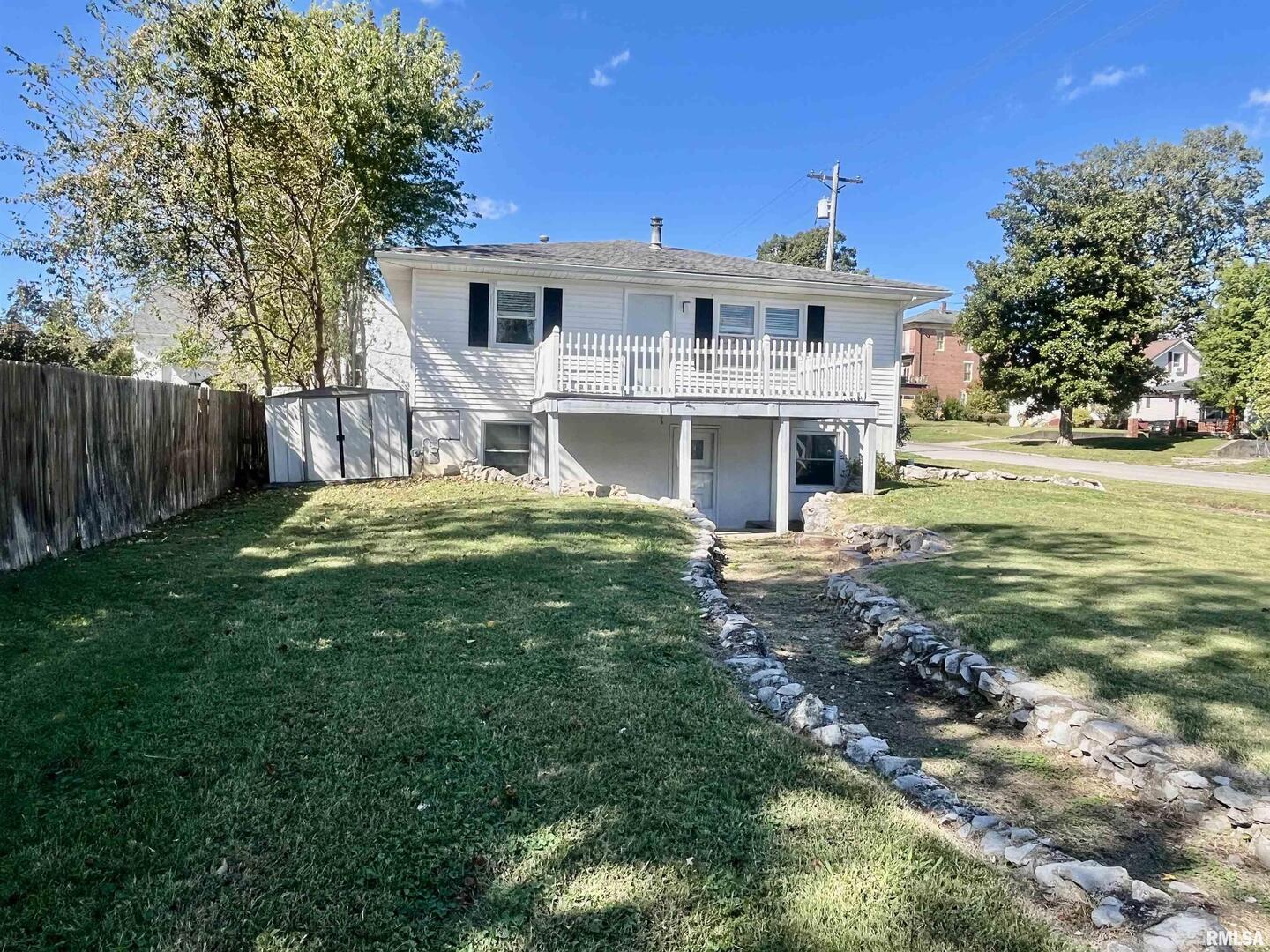 314 East 8th Street Metropolis, IL 62960 - Photo 4 of 33 a view of a house with a yard