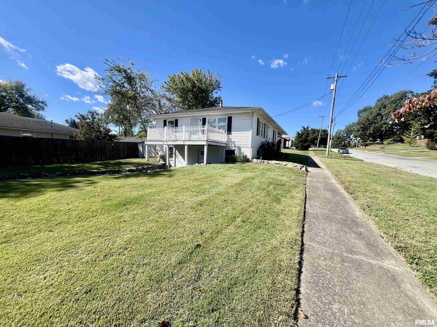 314 East 8th Street Metropolis, IL 62960 - Photo 5 of 33 a view of a house with a yard