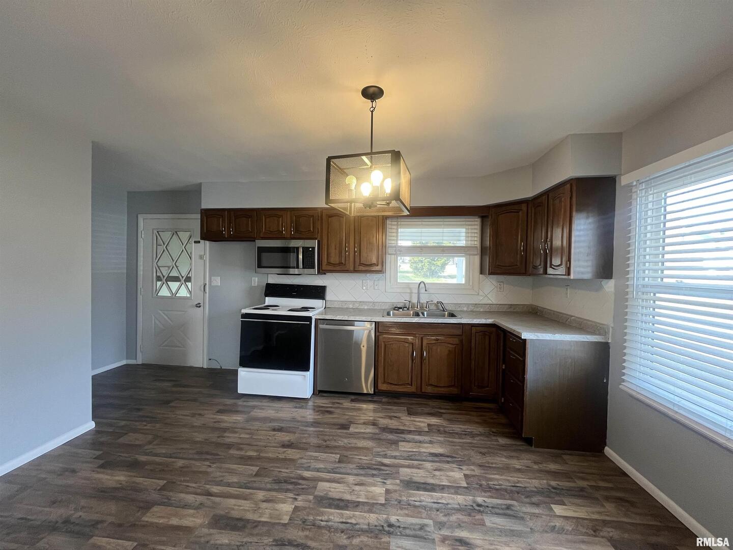 314 East 8th Street Metropolis, IL 62960 - Photo 10 of 33 a kitchen with granite countertop stainless steel appliances and wooden floor