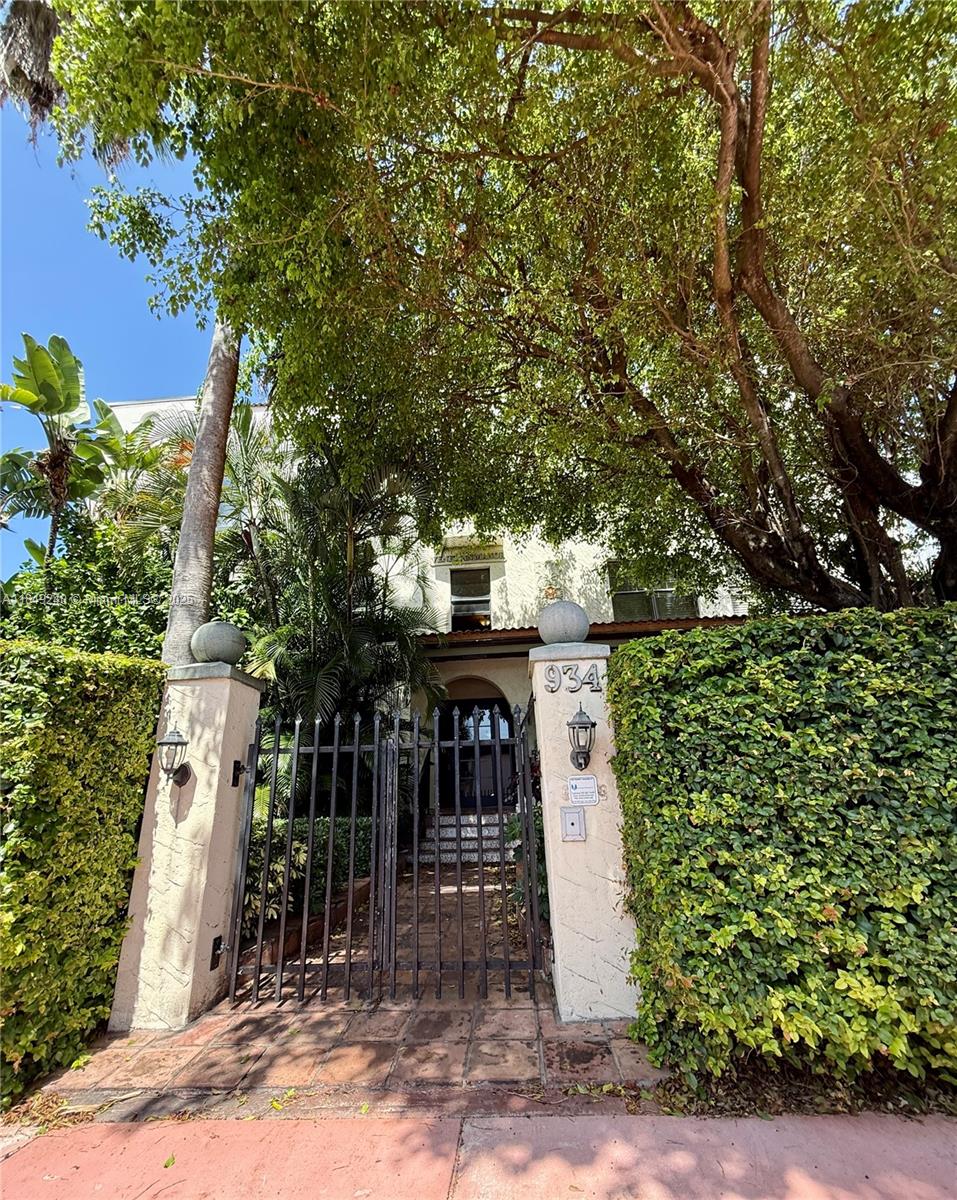 934 Michigan Avenue, Unit 304 Miami Beach, FL 33139 - Photo 28 of 30 a front view of a house with a tree