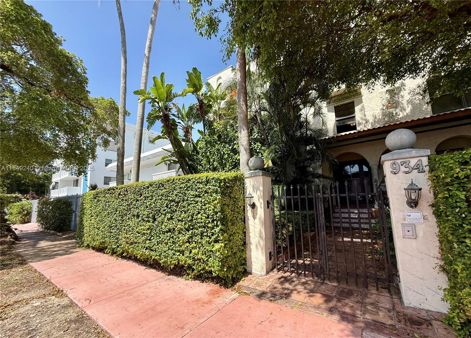 934 Michigan Avenue, Unit 304 Miami Beach, FL 33139 - Photo 29 of 30 a view of a pathway of a house