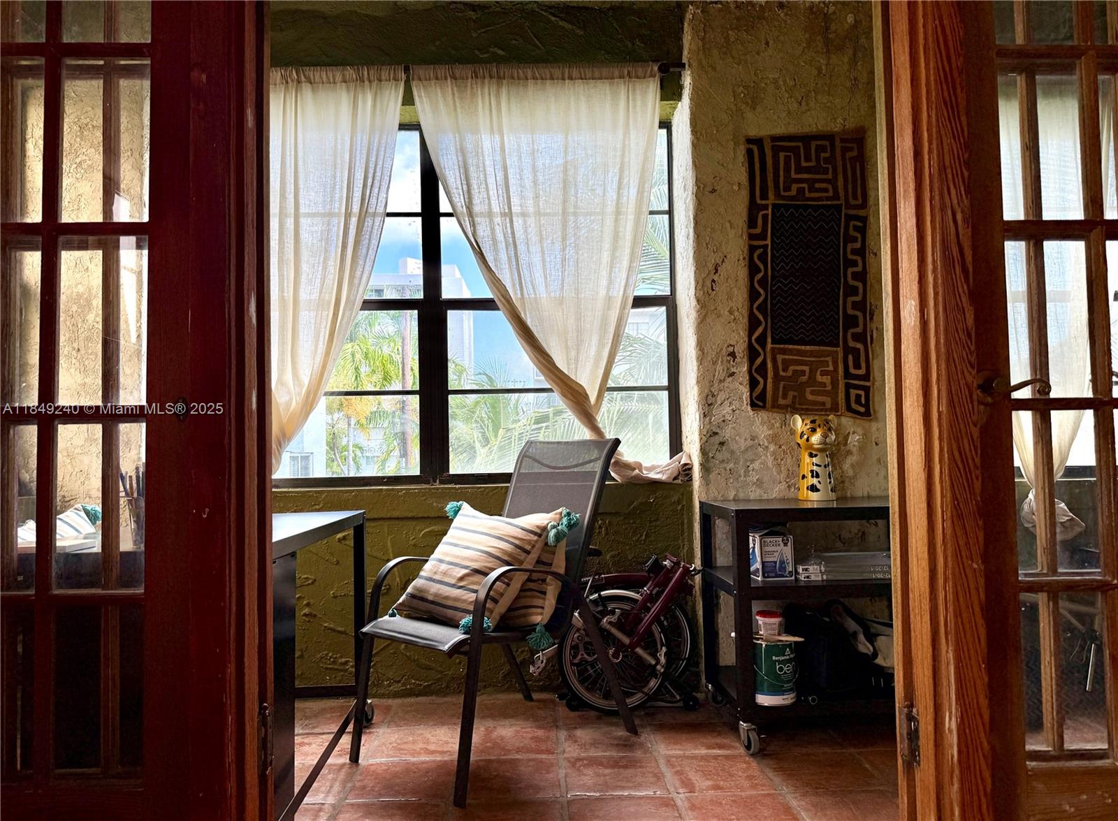 934 Michigan Avenue, Unit 304 Miami Beach, FL 33139 - Photo 4 of 30 a view of an entryway with a livingroom