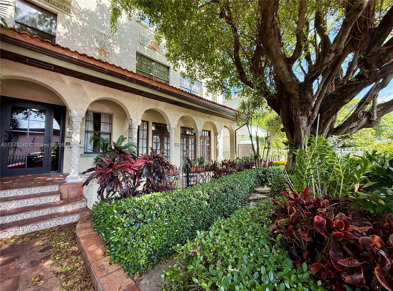 934 Michigan Avenue, Unit 304 Miami Beach, FL 33139 - Photo 7 of 30 a view of a house with a patio