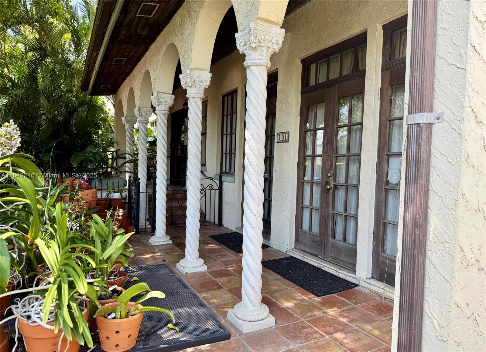 934 Michigan Avenue, Unit 304 Miami Beach, FL 33139 - Photo 8 of 30 a view of a entryway of the house