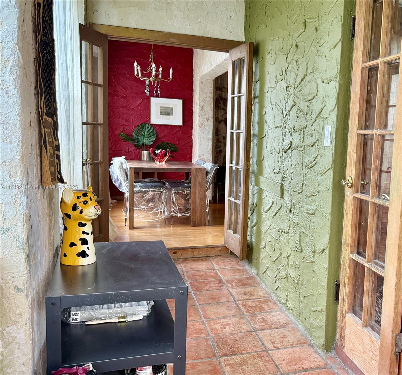 934 Michigan Avenue, Unit 304 Miami Beach, FL 33139 - Photo 10 of 30 a view of a entryway with furniture