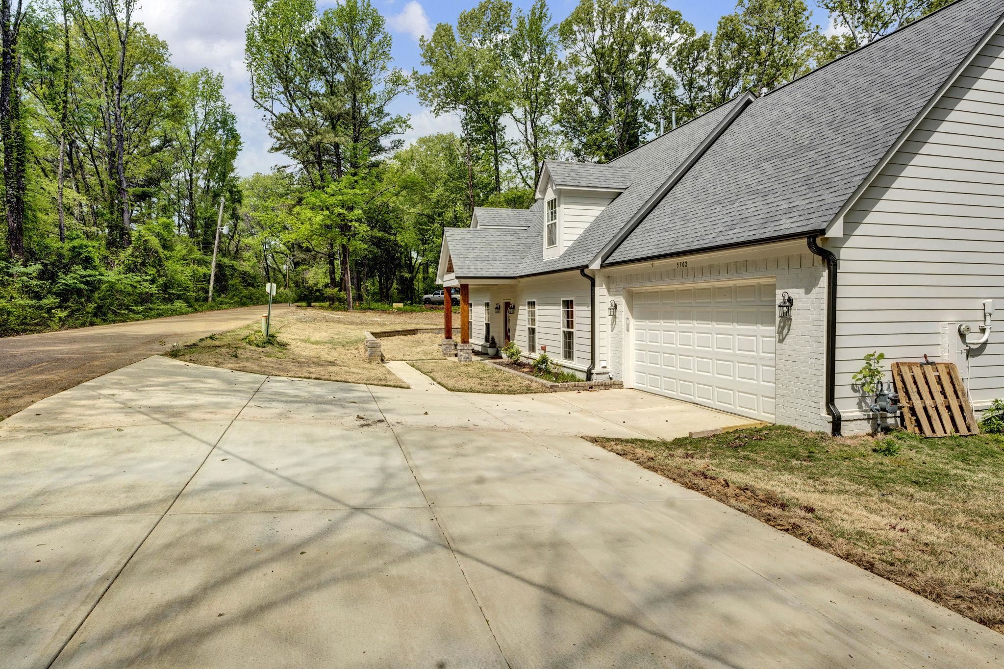 5702 Spring Lake Road Memphis, TN 38135 - Photo 5 of 38 a backyard of a house