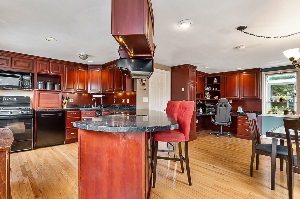 184 Maple Street, Unit 1 Danvers, MA 01923 - Photo 4 of 36 Gallery Image 4