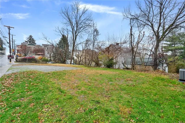 a view of a yard with a house