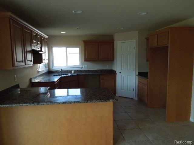 988 Michelson Road Rochester, MI 48307 - Photo 8 of 25 13 kitchen.jpg