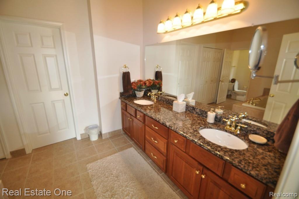 1094 Moran Drive Rochester, MI 48307 - Photo 22 of 30 HUGE MASTER BATHROOM