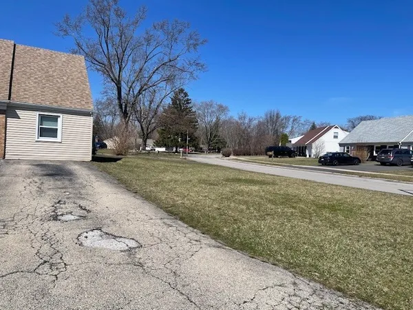 $300,000 | 104 Stoneham Court, Bolingbrook, IL 60440