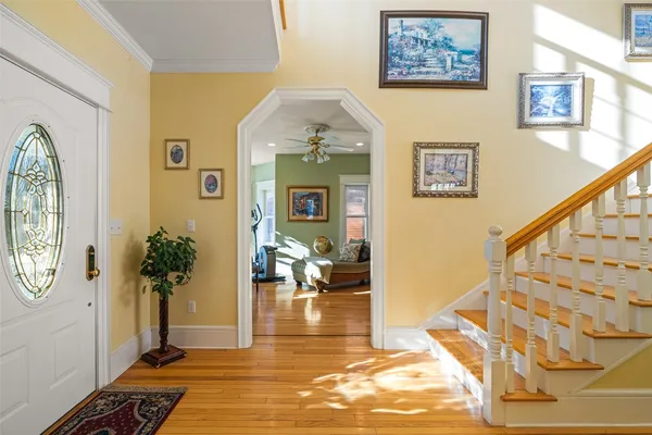 a view of entryway with livingroom