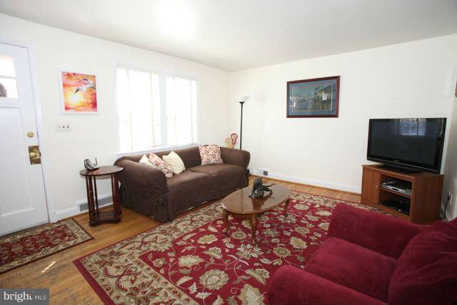 126 Murdock Road Baltimore, MD 21212 - Photo 4 of 28 Living Room