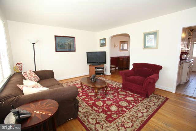 126 Murdock Road Baltimore, MD 21212 - Photo 5 of 28 Living Room